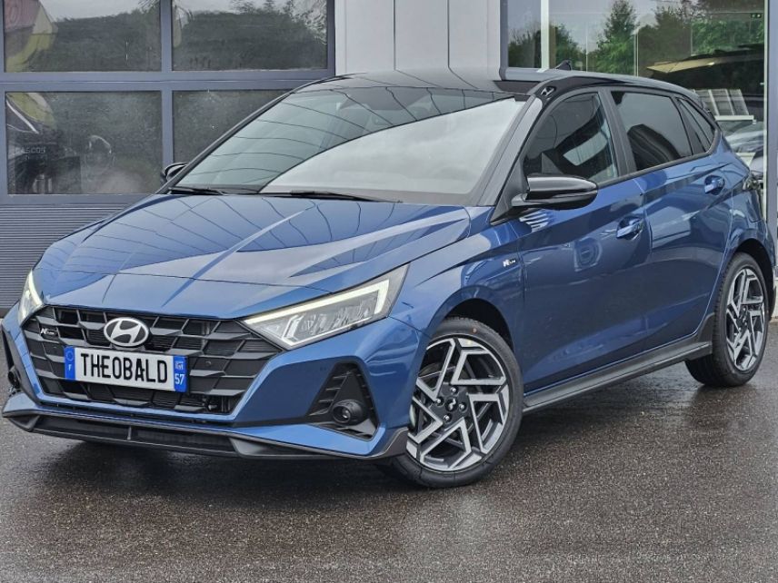 57685 : Hyundai Metz - Theobald Automobiles - HYUNDAI i20 - i20 - Vibrant Blue Métal/Toit+rétros Black - Traction - Essence