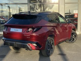 57200 : Hyundai Sarreguemines - Theobald Automobiles - HYUNDAI Tucson - Tucson - Ultimate Red Métal - Traction - Hybride : Essence/Electrique