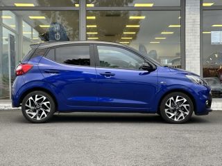 57200 : Hyundai Sarreguemines - Theobald Automobiles - HYUNDAI i10 - i10 - Intense Blue Métal/Toit/rétros Black - Traction - Essence