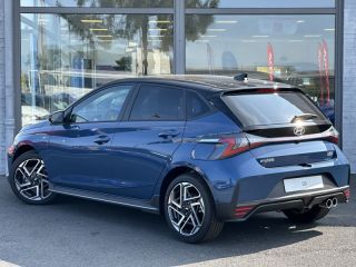 57200 : Hyundai Sarreguemines - Theobald Automobiles - HYUNDAI i20 - i20 - Vibrant Blue Métal/Toit+rétros Black - Traction - Essence