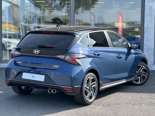 57200 : Hyundai Sarreguemines - Theobald Automobiles - HYUNDAI i20 - i20 - Vibrant Blue Métal/Toit+rétros Black - Traction - Essence