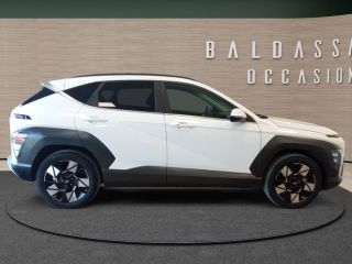 83130 : Hyundai Toulon - Autodif SAS - Groupe BALDASSARI - HYUNDAI KONA Creative - KONA II - BLANC - Automate sequentiel - Essence / Courant électrique