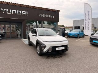 84120 : Hyundai PERTUIS - SA PEDINIELLI - HYUNDAI KONA Intuitive - KONA II - BLANC - Automate sequentiel - Essence / Courant électrique