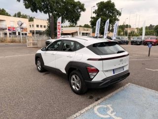 84120 : Hyundai PERTUIS - SA PEDINIELLI - HYUNDAI KONA Intuitive - KONA II - BLANC - Automate sequentiel - Essence / Courant électrique