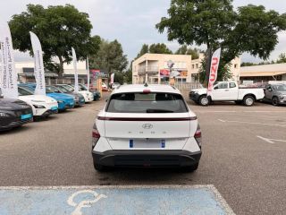 84120 : Hyundai PERTUIS - SA PEDINIELLI - HYUNDAI KONA Intuitive - KONA II - BLANC - Automate sequentiel - Essence / Courant électrique