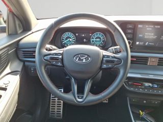 56000 : Hyundai Vannes - Park Lann Automobiles - HYUNDAI i20 - i20 - Dragon Red Métal/Toit/rétro Black - Traction - Essence/Micro-Hybride