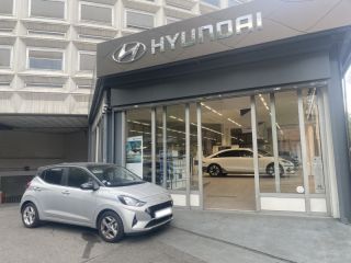 75013 : Hyundai Paris 13 - Bayard Automobiles - HYUNDAI i10 - i10 - Sleek Silver Métal/Toit/rétros Black - Traction - Essence