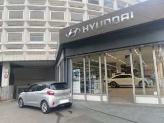 75013 : Hyundai Paris 13 - Bayard Automobiles - HYUNDAI i10 - i10 - Sleek Silver Métal/Toit/rétros Black - Traction - Essence