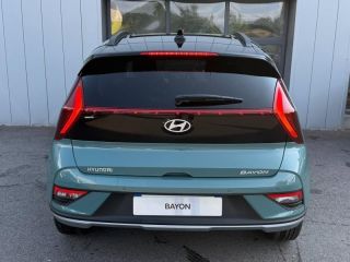 57685 : Hyundai Metz - Theobald Automobiles - HYUNDAI Bayon - Bayon - Mangrove Green Métal/Toit+rétros Black - Traction - Essence