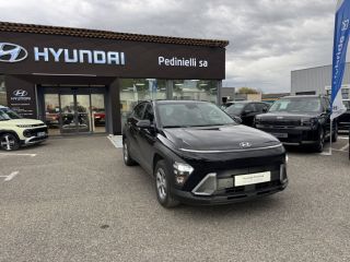 84120 : Hyundai PERTUIS - SA PEDINIELLI - HYUNDAI KONA Intuitive - KONA II - Abyss Black - Automate sequentiel - Essence / Courant électrique