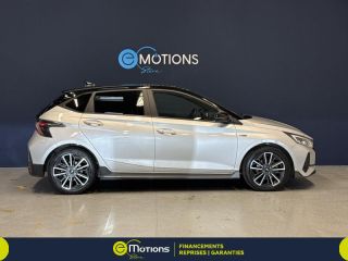 57100 : Hyundai Thionville - Théobald Automobiles - HYUNDAI i20 - i20 - Sleek Silver Métal/Toit/rétros Black - Traction - Essence/Micro-Hybride
