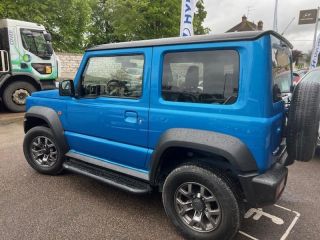 89100 : Hyundai Sens - APS - SUZUKI Jimny - Jimny - BRISK BLUE TOIT BLACK CZW - Intégrale - Essence