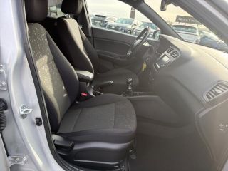 50000 : Hyundai Saint-Lô - GCA - HYUNDAI i20 - i20 - Sleek Silver Métal/Toit/rétros Black - Traction - Essence