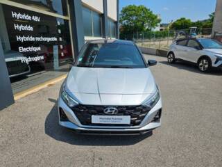 06130 : Hyundai Grasse - Garage Jean Cauvin - HYUNDAI i20 - i20 - gris clair toit noir - Traction - Essence/Micro-Hybride