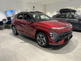 56000 : Hyundai Vannes - Park Lann Automobiles - HYUNDAI Kona - Kona - Ultimate Red métallisé/Toit/rétros Black - Traction - Hybride : Essence/Electrique