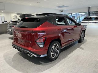56000 : Hyundai Vannes - Park Lann Automobiles - HYUNDAI Kona - Kona - Ultimate Red métallisé/Toit/rétros Black - Traction - Hybride : Essence/Electrique