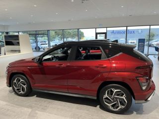 56000 : Hyundai Vannes - Park Lann Automobiles - HYUNDAI Kona - Kona - Ultimate Red métallisé/Toit/rétros Black - Traction - Hybride : Essence/Electrique