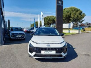 56000 : Hyundai Vannes - Park Lann Automobiles - HYUNDAI Bayon - Bayon - Atlas White Métal/Toit+rétros Black - Traction - Essence
