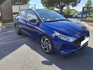 56000 : Hyundai Vannes - Park Lann Automobiles - HYUNDAI i20 - i20 - Intense Blue Métal/Toit/rétro Black - Traction - Essence/Micro-Hybride