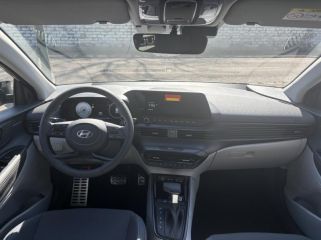 89100 : Hyundai Sens - APS - HYUNDAI Bayon - Bayon - Lumen Gray Métal/Toit+rétros Black - Traction - Essence