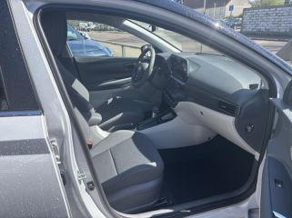 89100 : Hyundai Sens - APS - HYUNDAI Bayon - Bayon - Lumen Gray Métal/Toit+rétros Black - Traction - Essence