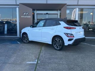72100 : Hyundai Le Mans - GCA LE MANS - HYUNDAI Kona - Kona - Atlas White/Toit/rétros Black - Traction - Essence/Micro-Hybride