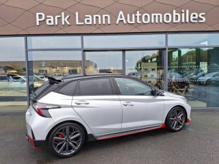 56000 : Hyundai Vannes - Park Lann Automobiles - HYUNDAI i20 - i20 - Sleek Silver Métal/Toit/rétros Black - Traction - Essence