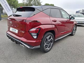 56000 : Hyundai Vannes - Park Lann Automobiles - HYUNDAI Kona - Kona - Ultimate Red métallisé/Toit/rétros Black - Traction - Hybride : Essence/Electrique