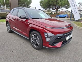 56000 : Hyundai Vannes - Park Lann Automobiles - HYUNDAI Kona - Kona - Ultimate Red métallisé/Toit/rétros Black - Traction - Hybride : Essence/Electrique