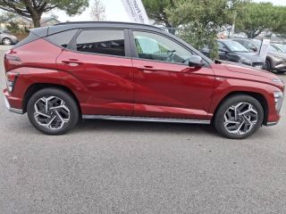 56000 : Hyundai Vannes - Park Lann Automobiles - HYUNDAI Kona - Kona - Ultimate Red métallisé/Toit/rétros Black - Traction - Hybride : Essence/Electrique