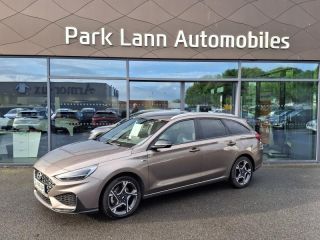 56000 : Hyundai Vannes - Park Lann Automobiles - HYUNDAI i30 SW - i30 SW - Silky Bronze Métal - Traction - Essence/Micro-Hybride