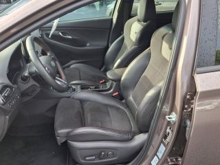 56000 : Hyundai Vannes - Park Lann Automobiles - HYUNDAI i30 SW - i30 SW - Silky Bronze Métal - Traction - Essence/Micro-Hybride