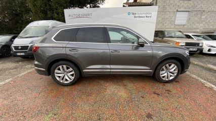 33110 : Hyundai Bordeaux Nord Le Bouscat - Sipa Automobiles - VOLKSWAGEN TOUAREG Carat Exclusive - TOUAREG III - GRIS CLAIR - Boîte automatique - Diesel