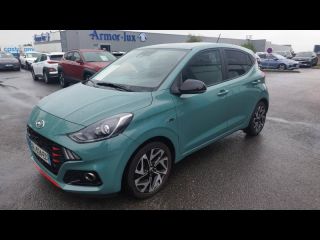 56000 : Hyundai Vannes - Park Lann Automobiles - HYUNDAI i10 - i10 - Mangrove Green Métal/Toit/rétros Black - Traction - Essence
