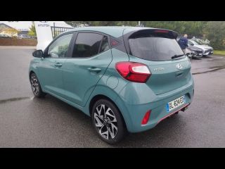 56000 : Hyundai Vannes - Park Lann Automobiles - HYUNDAI i10 - i10 - Mangrove Green Métal/Toit/rétros Black - Traction - Essence