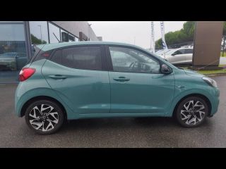 56000 : Hyundai Vannes - Park Lann Automobiles - HYUNDAI i10 - i10 - Mangrove Green Métal/Toit/rétros Black - Traction - Essence