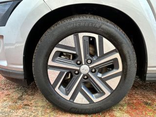 33110 : Hyundai Bordeaux Nord Le Bouscat - Sipa Automobiles - HYUNDAI KONA ELECTRIC Intuitive - KONA ELECTRIC (12/2020) - GRIS CLAIR - Automate à fonct. Continu - Courant électrique