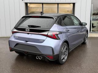 57685 : Hyundai Metz - Theobald Automobiles - HYUNDAI i20 - i20 - Meta Blue Métal/Toit+rétros Black - Traction - Essence