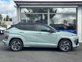 57200 : Hyundai Sarreguemines - Theobald Automobiles - HYUNDAI Kona - Kona - Mirage Green/Toit/rétros Black - Traction - Hybride : Essence/Electrique