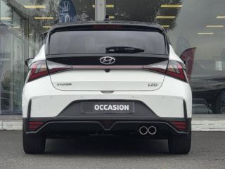 57200 : Hyundai Sarreguemines - Theobald Automobiles - HYUNDAI i20 - i20 - Polar White Métal/Toit/rétros Black - Traction - Essence/Micro-Hybride