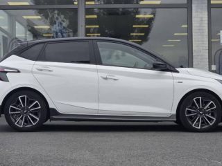 57200 : Hyundai Sarreguemines - Theobald Automobiles - HYUNDAI i20 - i20 - Polar White Métal/Toit/rétros Black - Traction - Essence/Micro-Hybride