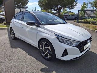 56000 : Hyundai Vannes - Park Lann Automobiles - HYUNDAI i20 - i20 - Polar White Métal/Toit/rétros Black - Traction - Essence/Micro-Hybride