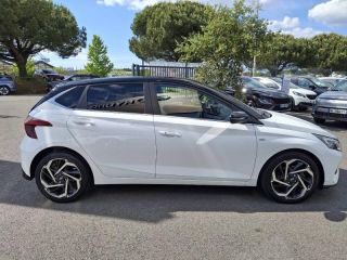 56000 : Hyundai Vannes - Park Lann Automobiles - HYUNDAI i20 - i20 - Polar White Métal/Toit/rétros Black - Traction - Essence/Micro-Hybride