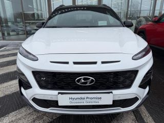 37540 : Hyundai Tours - EOS des Nations - HYUNDAI Kona - Kona - Atlas White/Toit/rétros Black - Traction - Essence/Micro-Hybride