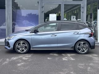 57100 : Hyundai Thionville - Théobald Automobiles - HYUNDAI i20 - i20 - Meta Blue Métal/Toit+rétros Black - Traction - Essence