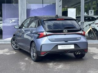 57100 : Hyundai Thionville - Théobald Automobiles - HYUNDAI i20 - i20 - Meta Blue Métal/Toit+rétros Black - Traction - Essence