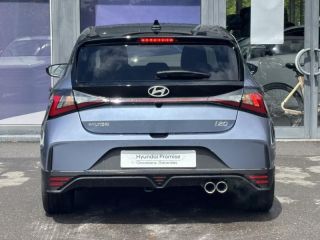 57100 : Hyundai Thionville - Théobald Automobiles - HYUNDAI i20 - i20 - Meta Blue Métal/Toit+rétros Black - Traction - Essence