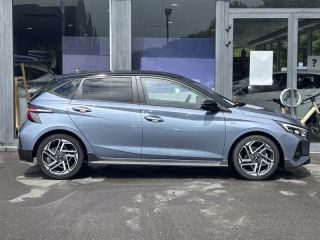 57100 : Hyundai Thionville - Théobald Automobiles - HYUNDAI i20 - i20 - Meta Blue Métal/Toit+rétros Black - Traction - Essence