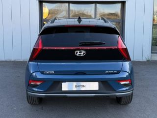 57685 : Hyundai Metz - Theobald Automobiles - HYUNDAI Bayon - Bayon - Vibrant Blue Métal/Toit+rétros Black - Traction - Essence