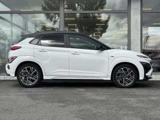 57200 : Hyundai Sarreguemines - Theobald Automobiles - HYUNDAI Kona - Kona - Atlas White/Toit/rétros Black - Traction - Essence/Micro-Hybride